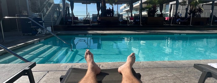 Rooftop Pool at The W is one of Auintard'ın Beğendiği Mekanlar.