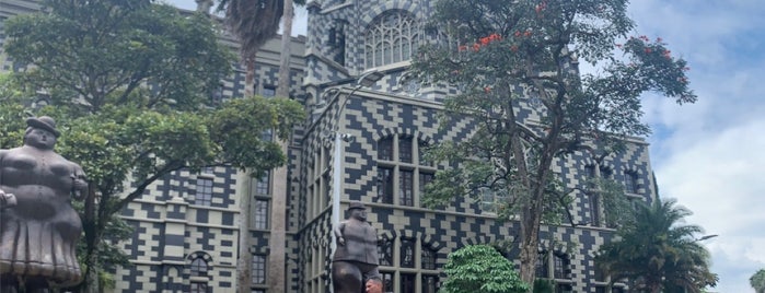 Parque Biblioteca Fernando Botero is one of Parques Bibliotecas de Medellín.