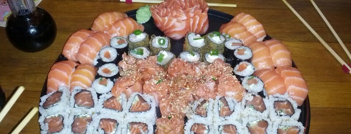 Live Sushi Delivery Lounge is one of Orte, die Carolina gefallen.