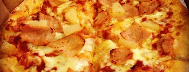 Domino's Pizza is one of Tempat yang Disukai Winda.