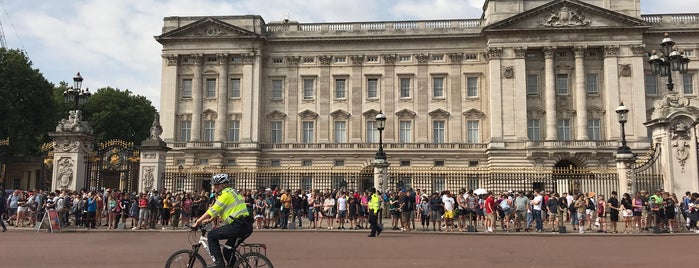 Buckingham Palace Gate is one of สถานที่ที่บันทึกไว้ของ Joshua.