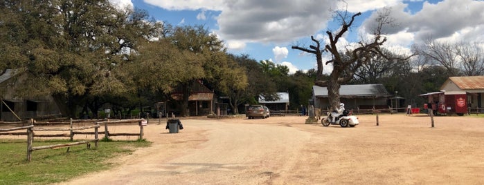 Luckenbach is one of Lieux qui ont plu à Bobby.
