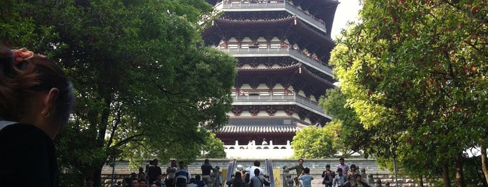 Leifeng Pagoda is one of สถานที่ที่ JulienF ถูกใจ.