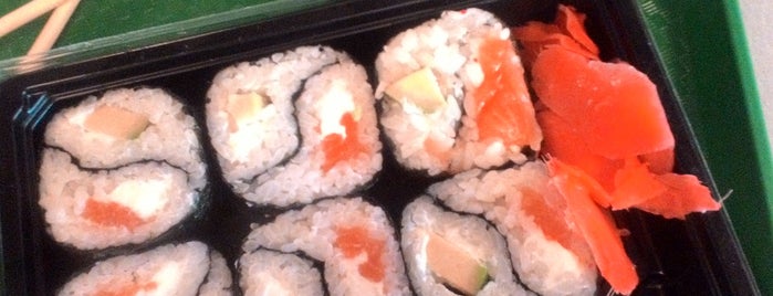 Sushi & Rolls is one of Lugares favoritos de Flore.