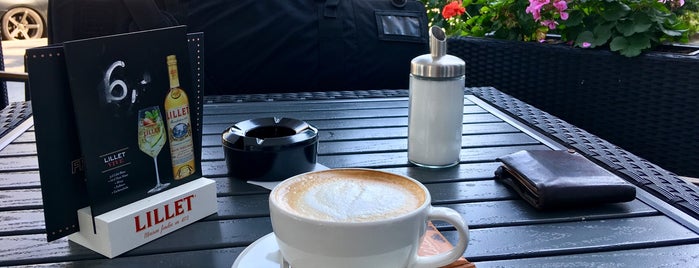 café Monaco is one of Indoor smoking places in Berlin.