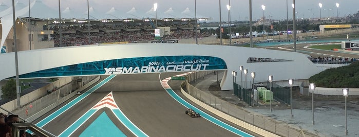 Yas Marina Circuit is one of สถานที่ที่ Jono ถูกใจ.