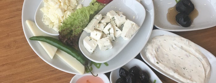 Van Kahvaltı Sarayı &  Cafe-Resto is one of Posti che sono piaciuti a Onur.