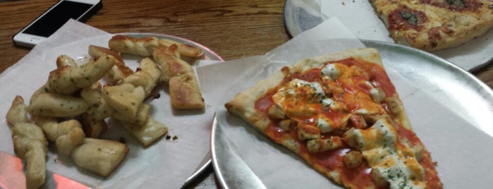 Mr. Dino's Pizzeria is one of Lizzieさんの保存済みスポット.