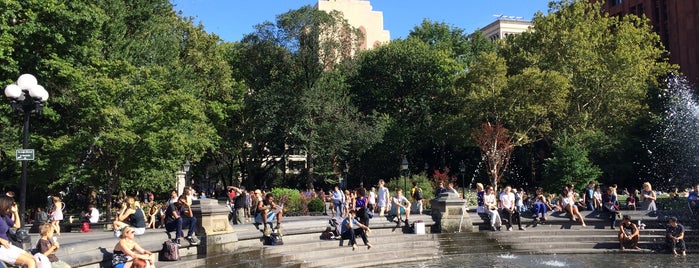 Washington Square Park is one of Tempat yang Disukai Huaisi.