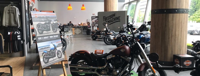 Harley-Davidson of Singapore (Showroom) is one of สถานที่ที่ Roger ถูกใจ.