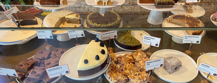 The Cake Man Bakery is one of Poble9.