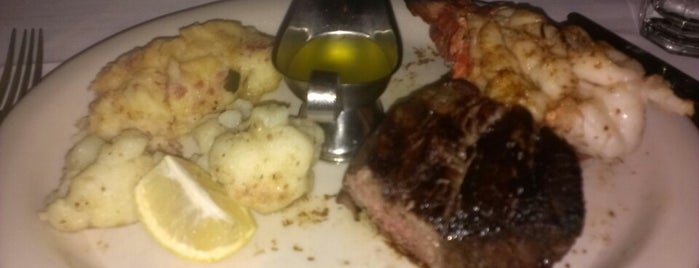 Embers Steakhouse is one of Locais curtidos por Chris.