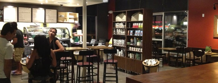 Starbucks is one of CreoleTesさんのお気に入りスポット.