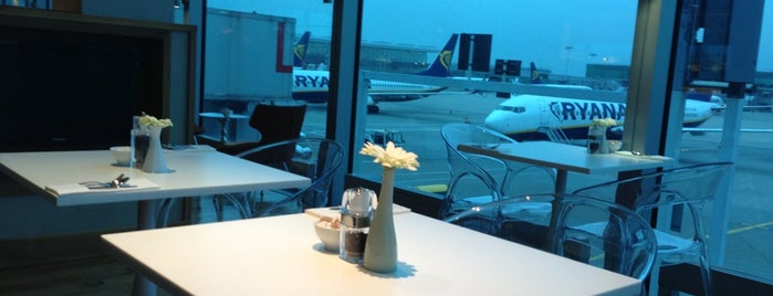 No.1 Traveller Lounge is one of Posti che sono piaciuti a Chris.