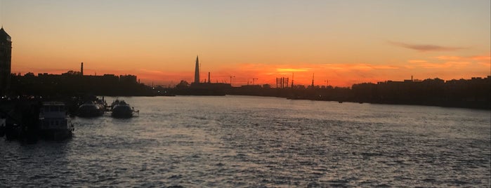 Tuchkov Bridge is one of สถานที่ที่ Катя ถูกใจ.