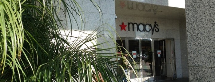Macy's is one of สถานที่ที่ Rayshawn ถูกใจ.