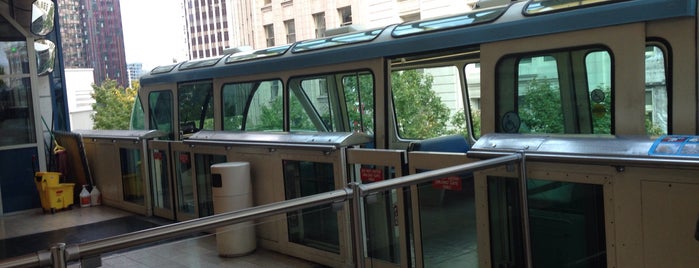 Westlake Center Mall Station - Seattle Center Monorail is one of Bill'in Beğendiği Mekanlar.