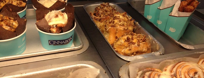 Cinnabon is one of Locais salvos de Yvonne.