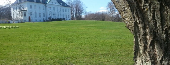 Marselisborg Slot is one of Tempat yang Disukai Menossi,.