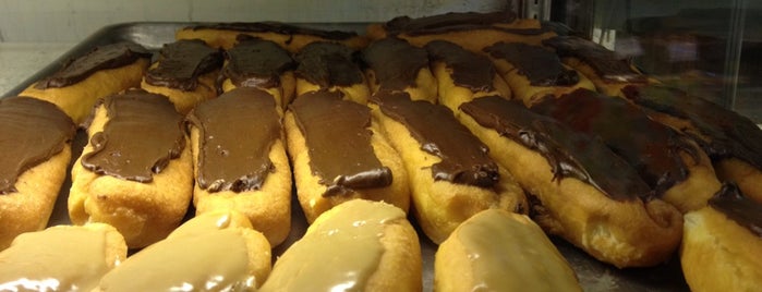 Golden Brown Bakery is one of Locais curtidos por Rew.