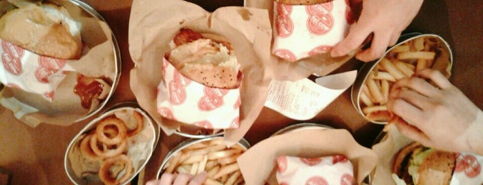 Fat Cow - Burgers & Malts is one of Danny 님이 좋아한 장소.