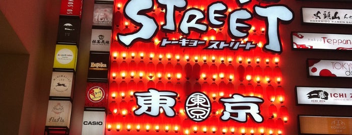 Tokyo Street (東京 / ト一キョ一  ストリ一ト) is one of good shoppin.