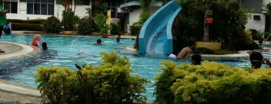 Swimming Pool Hotel Putra Palace is one of Tempat yang Disukai ꌅꁲꉣꂑꌚꁴꁲ꒒.