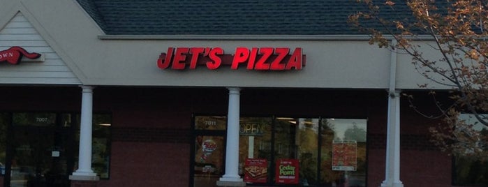 Jets Pizza is one of Ashleyさんのお気に入りスポット.