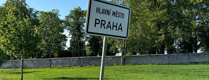 Uhříněves is one of Pražské čtvrti.