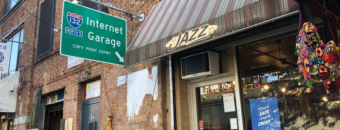 Internet Garage is one of สถานที่ที่ Jared ถูกใจ.
