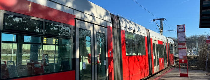 Pobřežní cesta (tram, bus) is one of Tramvajové zastávky v Praze.