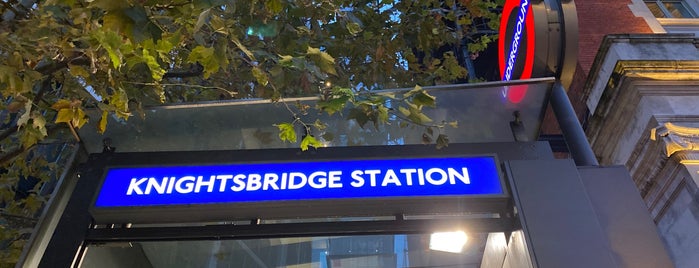 Knightsbridge London Underground Station is one of Londres.