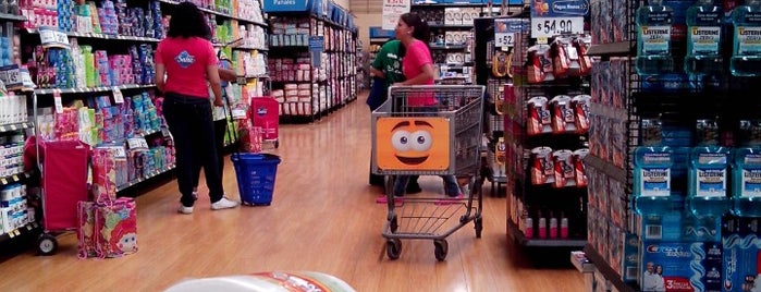 Walmart is one of Tempat yang Disukai Paola.