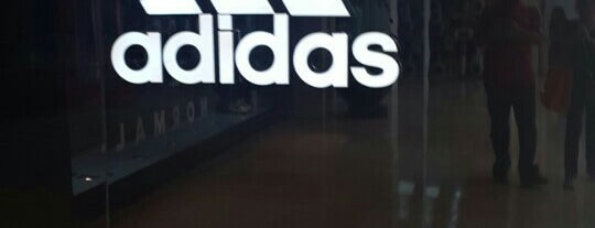 Adidas is one of สถานที่ที่ Michel ถูกใจ.