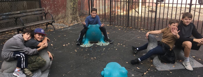 Downing St Playground is one of Kimmie'nin Kaydettiği Mekanlar.