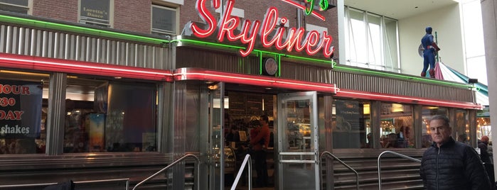 Bill Gray's Skyliner is one of Lieux qui ont plu à Skeeter.