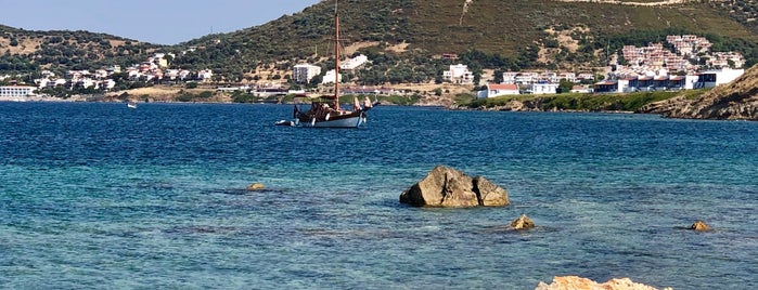 Yeni foça Burunucu Asgeri Plajı is one of Tempat yang Disukai Dr.Gökhan.