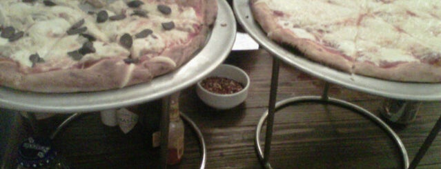 Rústico pizza is one of Francisco 님이 저장한 장소.