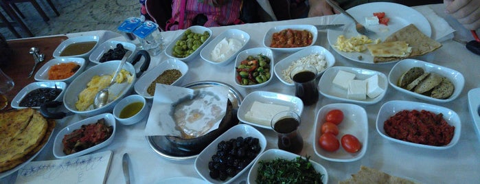 Yağmur Restaurant Hammuş’un Yeri is one of Tempat yang Disukai Deniz.