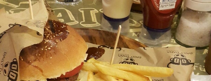 Daily Dana Burger & Steak is one of Lugares favoritos de Deniz.