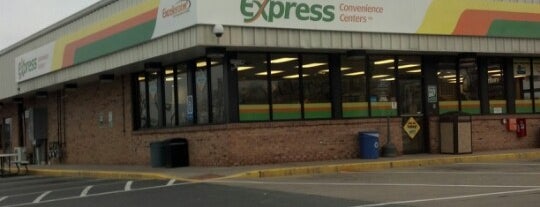 Express Convenience Center is one of Tempat yang Disukai Chuck.