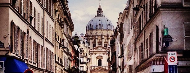 Place Denfert-Rochereau is one of Les marchands de crêpes à Paris.