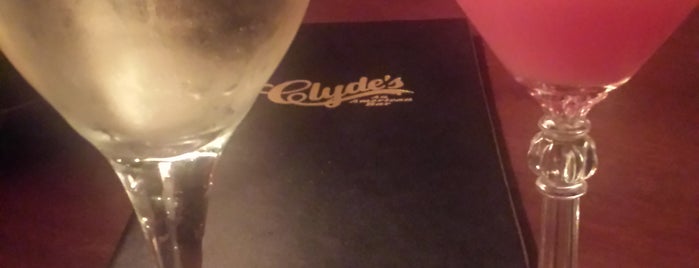Clyde's of Gallery Place is one of Tempat yang Disukai Lisa.