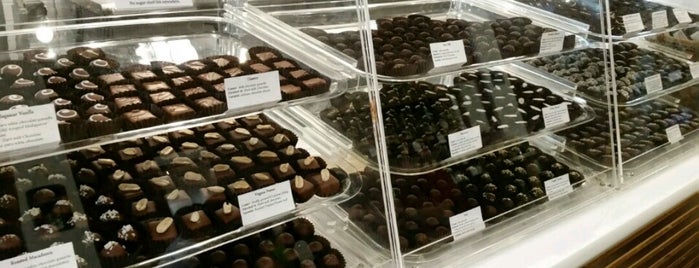 Altus Chocolate is one of Tempat yang Disukai Lina.