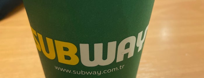 Subway is one of Locais curtidos por Ayhan.