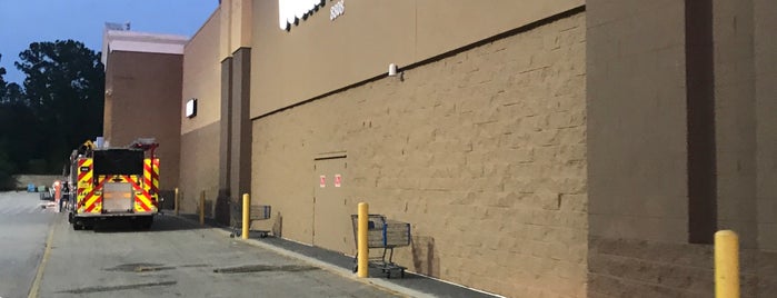 Walmart Supercenter is one of Tempat yang Disukai René.
