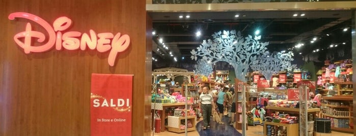 Disney Store is one of Tempat yang Disukai 🍒Lü🍒.