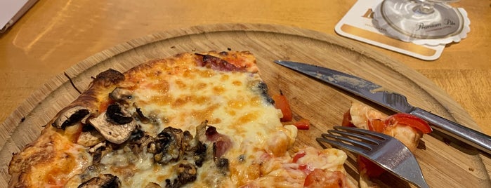 Pizzeria Colosseum is one of Ozanさんの保存済みスポット.