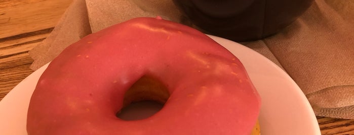 Dottie's Donuts is one of John 님이 좋아한 장소.