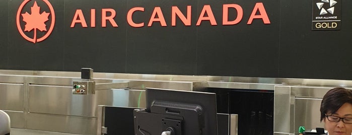 Air Canada Ticket Counter is one of Tempat yang Disukai Lizzie.